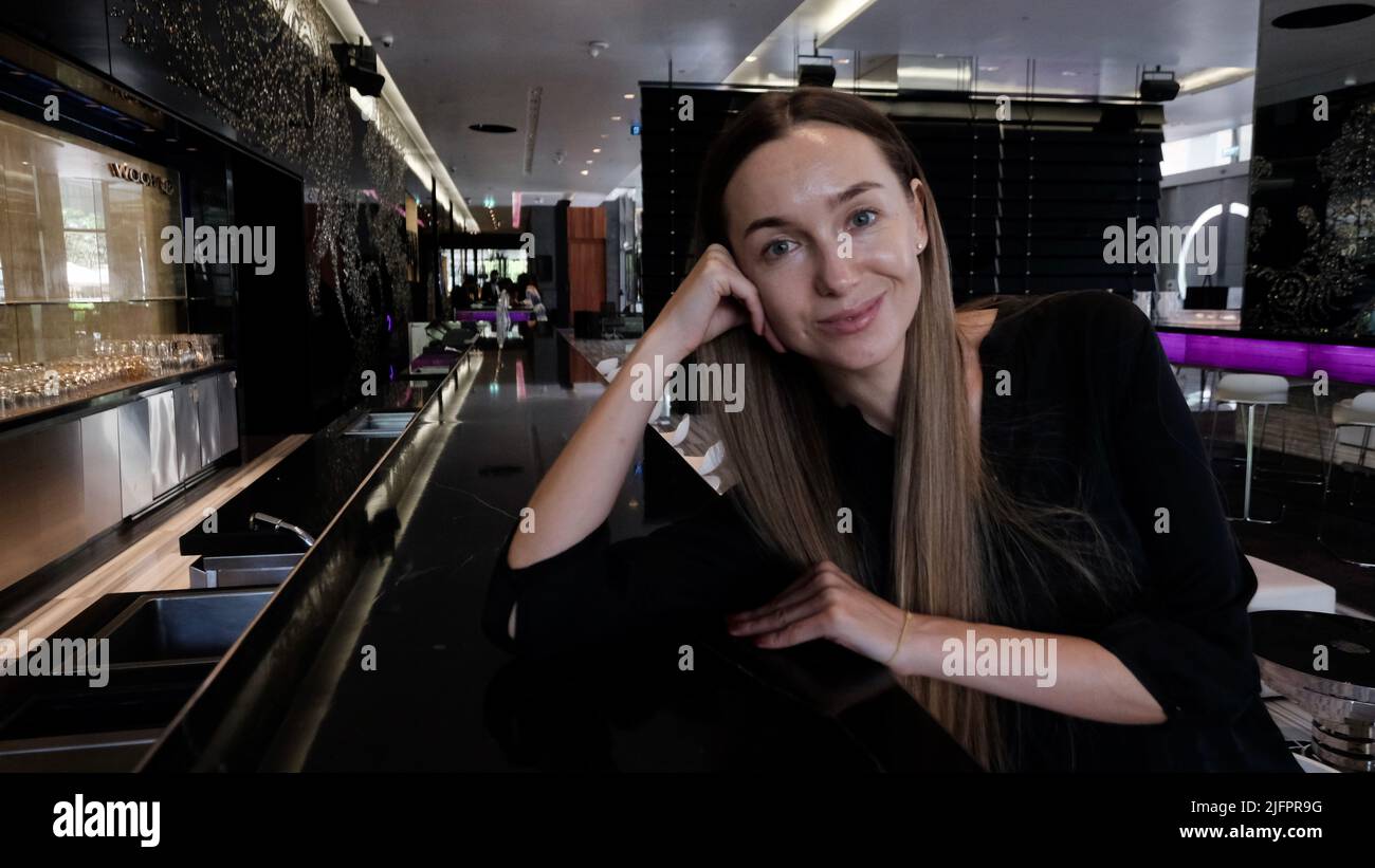 Bella signora sanzata con capelli Long Brunette al Lounge Bar Cafe Restaurant Foto Stock