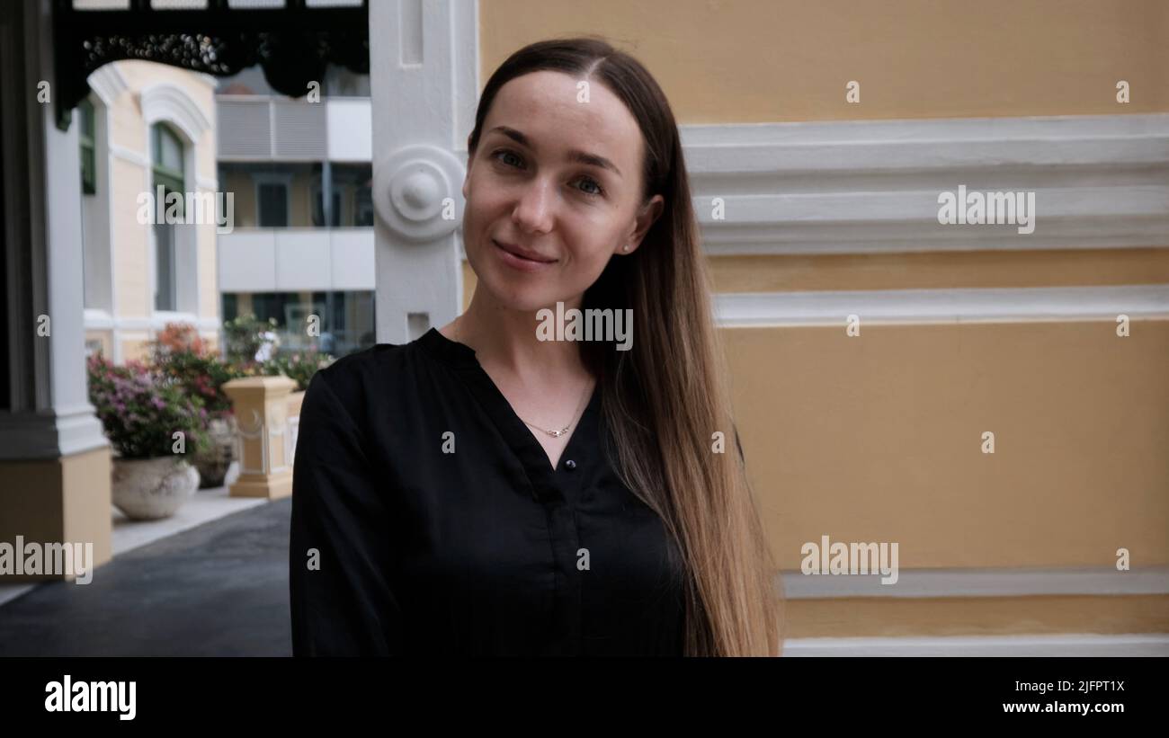 Medio primo piano Signora caucasica con capelli lunghi marrone Foto Stock