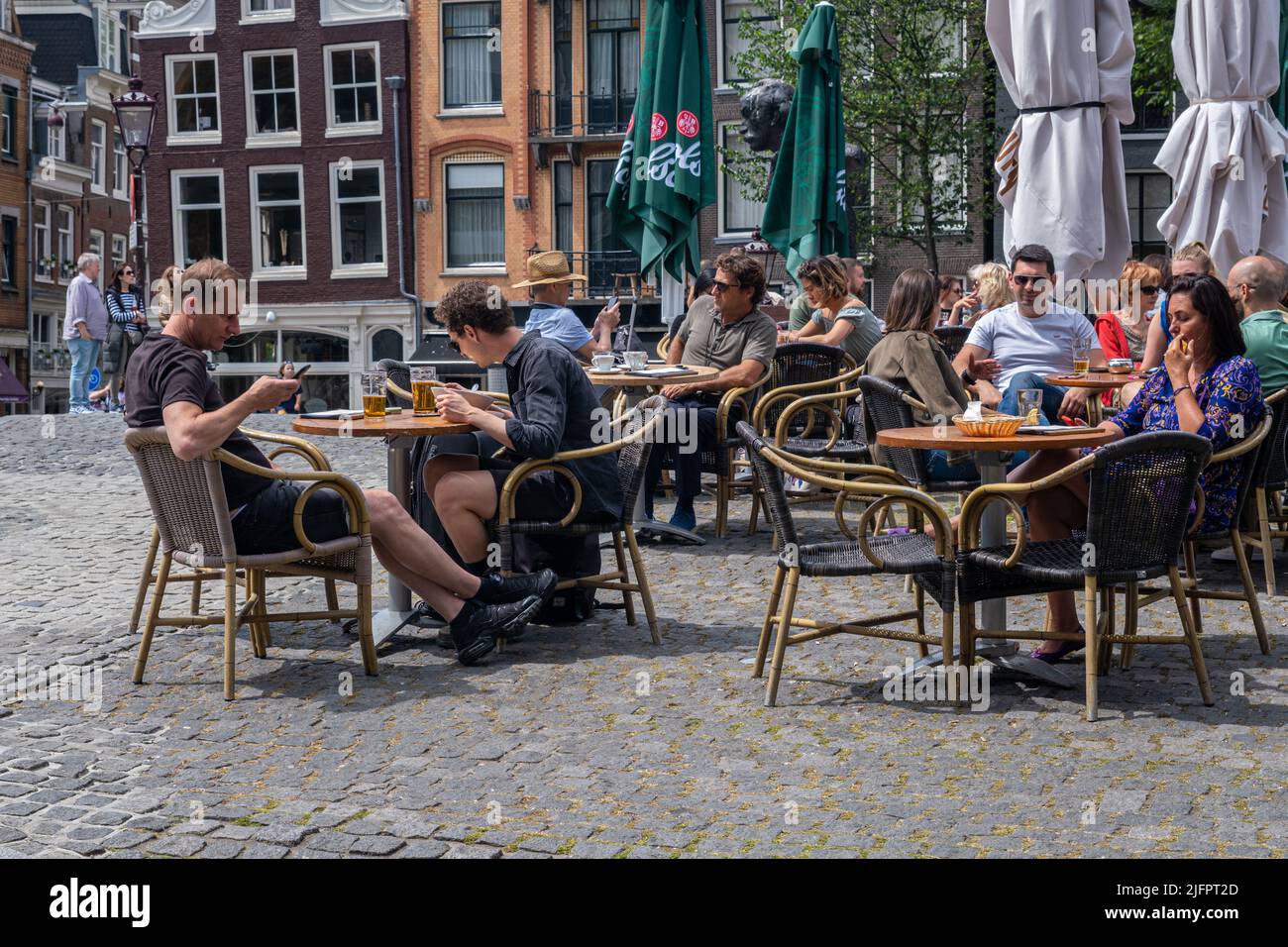 Amsterdam, Paesi Bassi - 21 giugno 2022: Persone che bevono un drink al bridge cafe Foto Stock
