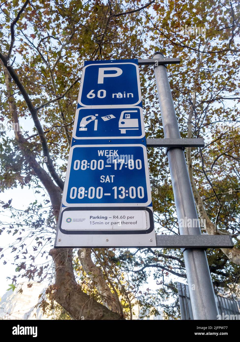 Segnali di parcheggio o segnaletica su un palo che indicano tempi e costi limitati o costi dalla città di Città del Capo, Sudafrica Foto Stock