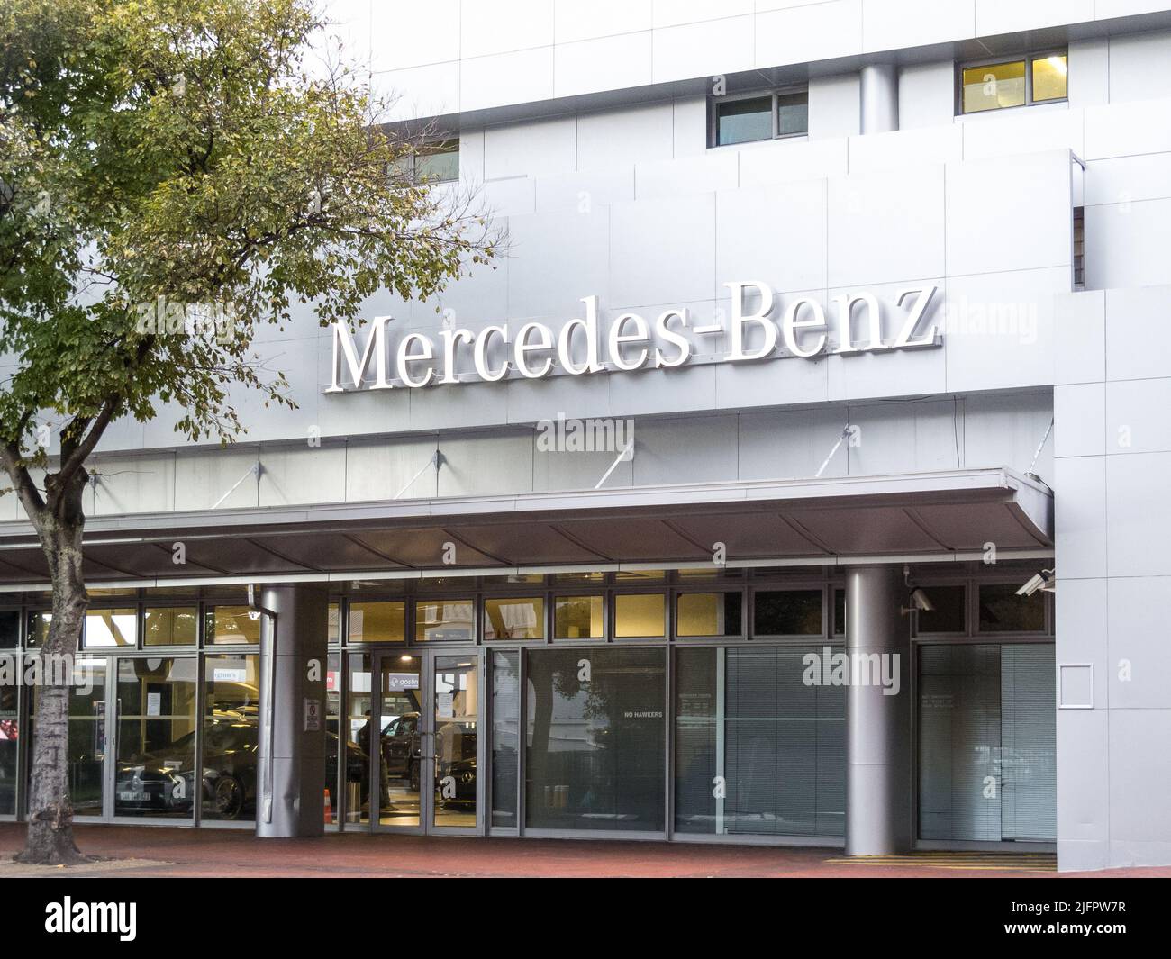 Mercedes Benz auto concessionario segno e edificio a Città del Capo, Sud Africa Foto Stock