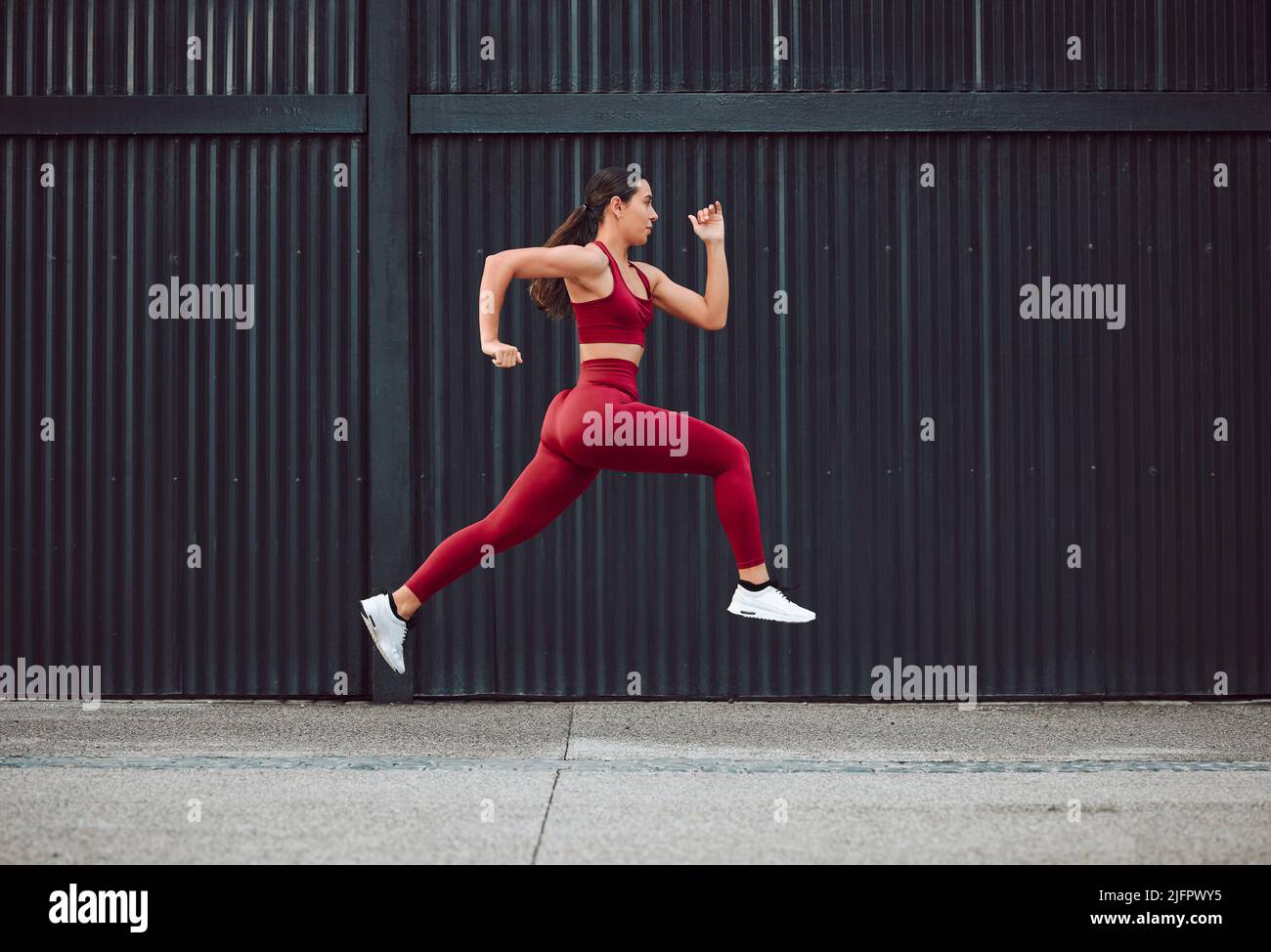 Tutto sulla corsa. Scatto a tutta lunghezza di un'atleta giovane e attraente che corre all'aperto. Foto Stock