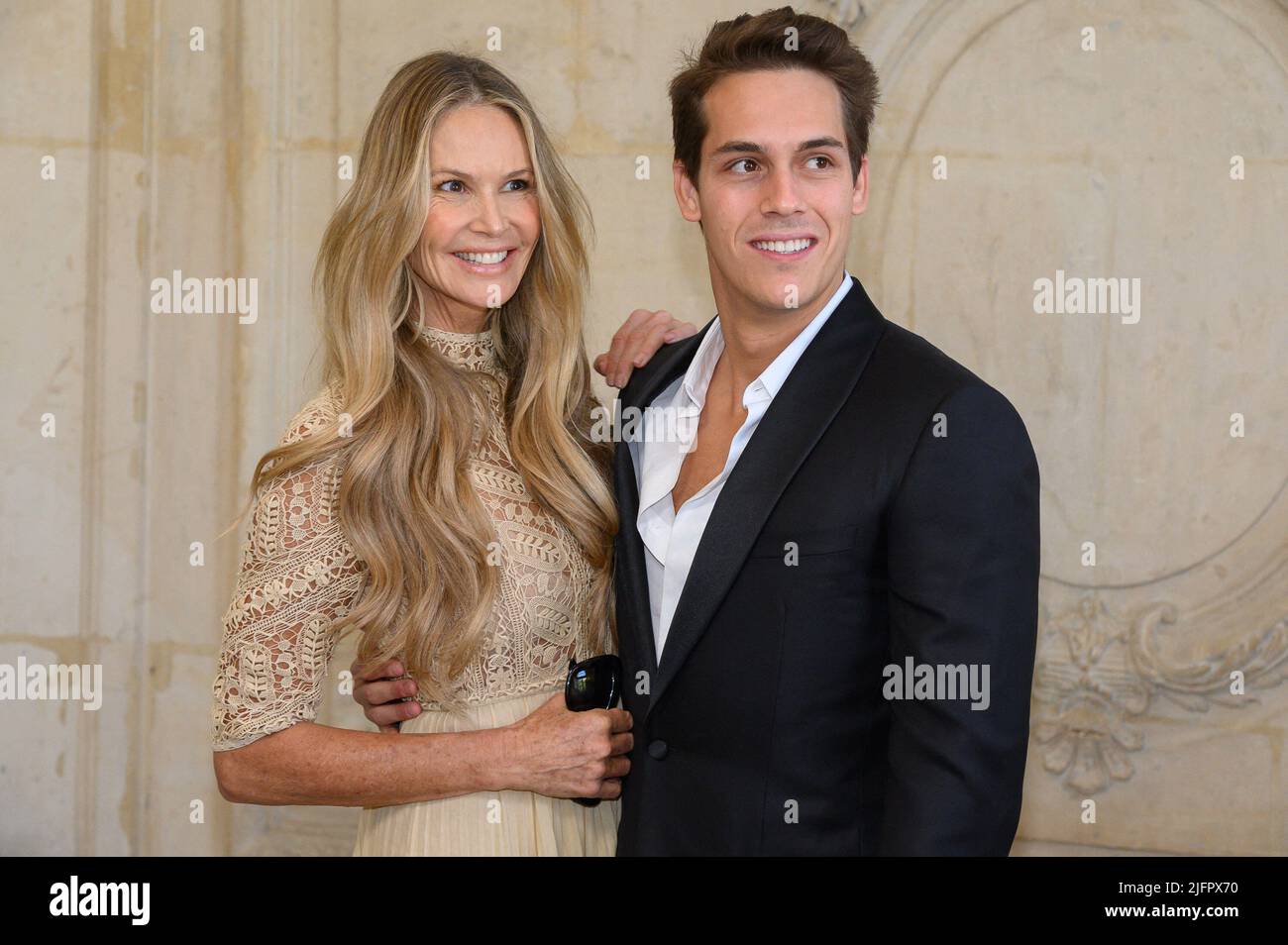 Parigi, Francia. 04 luglio 2022, Elle Macpherson e il figlio Flynn Busson partecipano alla mostra Christian Dior Haute Couture Fall Winter 2022 2023 come parte della Paris Fashion Week il 04 luglio 2022 a Parigi, Francia. Foto di Laurent Zabulon/ABACAPRESS.COM Foto Stock