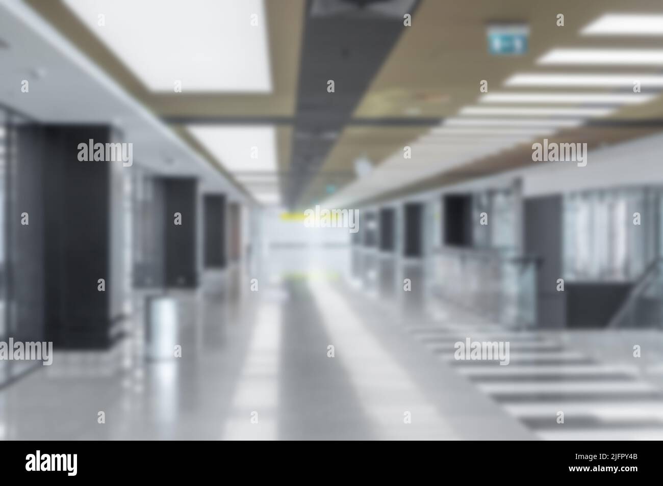sfondo sfocato all'interno di un moderno edificio amministrativo o aeroporto. all'interno di un grande edificio di affari senza gente sfondo sfocato. Entran ufficio Foto Stock