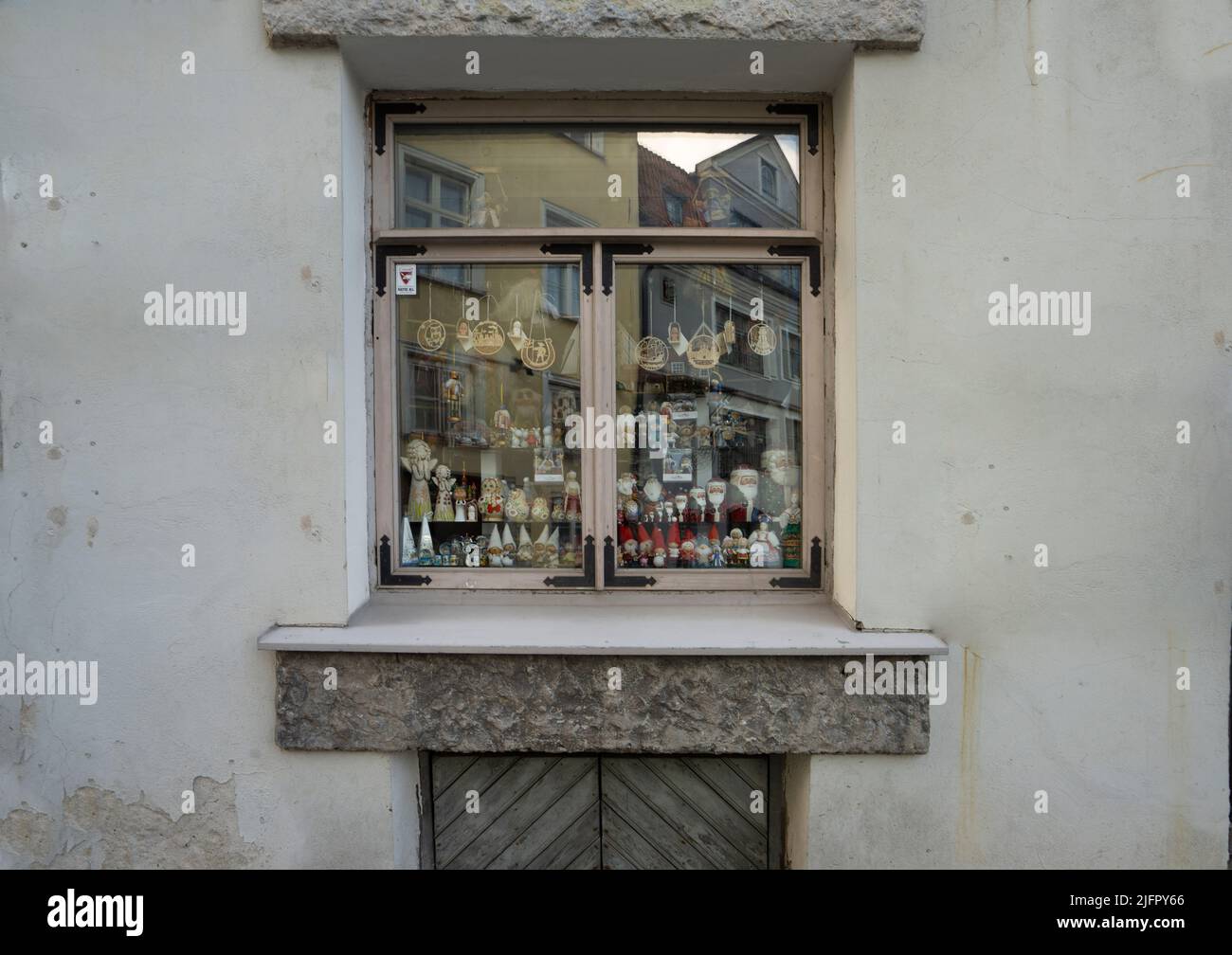 Tallinn, Estonia. Luglio 2022. Vista della finestra di un piccolo negozio di souvenir nel centro della città Foto Stock