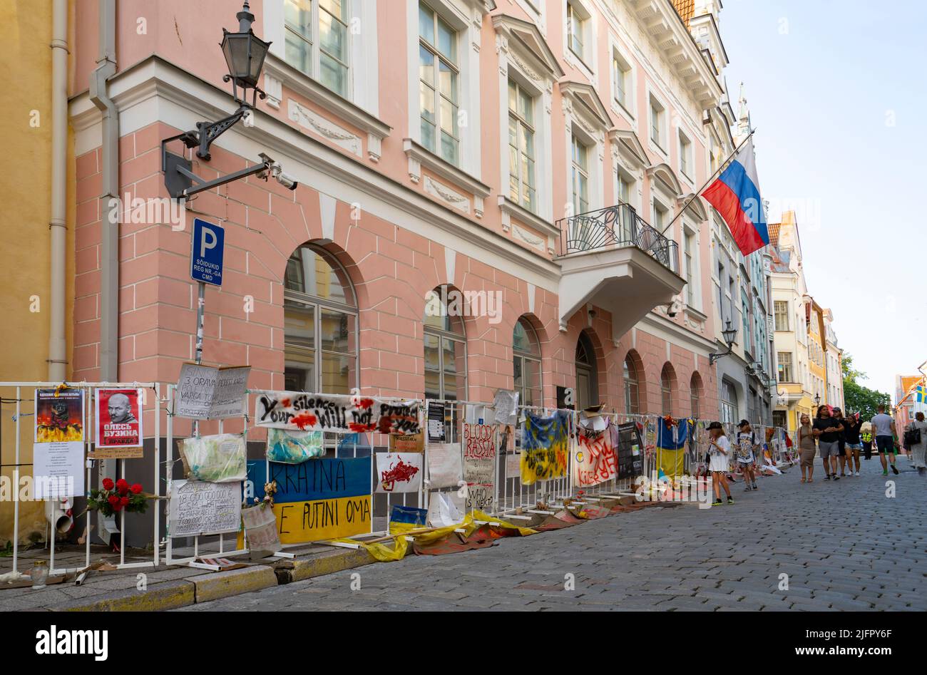 Tallinn, Estonia. Luglio 2022. Cartelli di protesta contro l'invasione russa dell'Ucraina di fronte all'ambasciata russa a Tallinn. Foto Stock