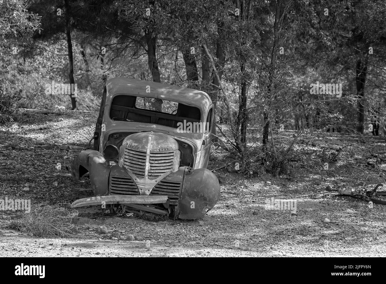 Un vecchio camion arrugginito lasciato a marciume sul Rubyvale zaffiro gemfields Queensland Australia. Foto Stock