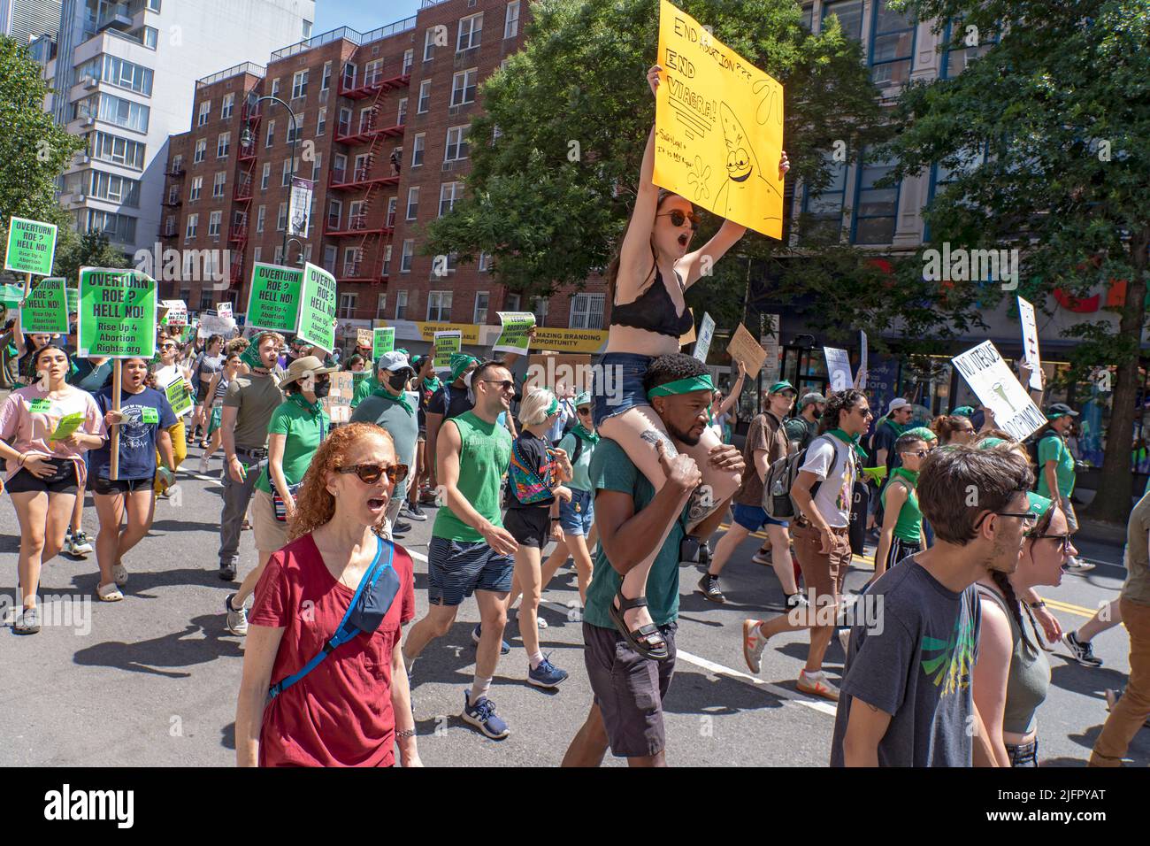 CITTÀ DI NEW YORK - 04 LUGLIO: I manifestanti che portano cartelli e striscioni prendono per le strade del centro per protestare contro la decisione della Corte Suprema nel caso Dobbs contro Jackson Women's Health il 4 luglio 2022 nel quartiere Manhattan di New York City. La decisione della Corte nel caso Dobbs contro Jackson Women's Health capovolge la storica causa Roe contro Wade di 50 anni, eliminando un diritto federale all'aborto. Foto Stock