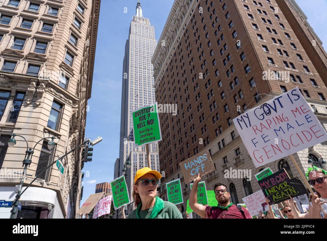 CITTÀ DI NEW YORK - 04 LUGLIO: I partecipanti hanno visto di fronte all'Empire state Building mentre i manifestanti si recavano nelle strade del centro città per protestare contro la decisione della Corte Suprema nel caso Dobbs contro Jackson Women's Health il 4 luglio 2022 nel quartiere di Manhattan di New York City. La decisione della Corte nel caso Dobbs contro Jackson Women's Health capovolge la storica causa Roe contro Wade di 50 anni, eliminando un diritto federale all'aborto. Foto Stock