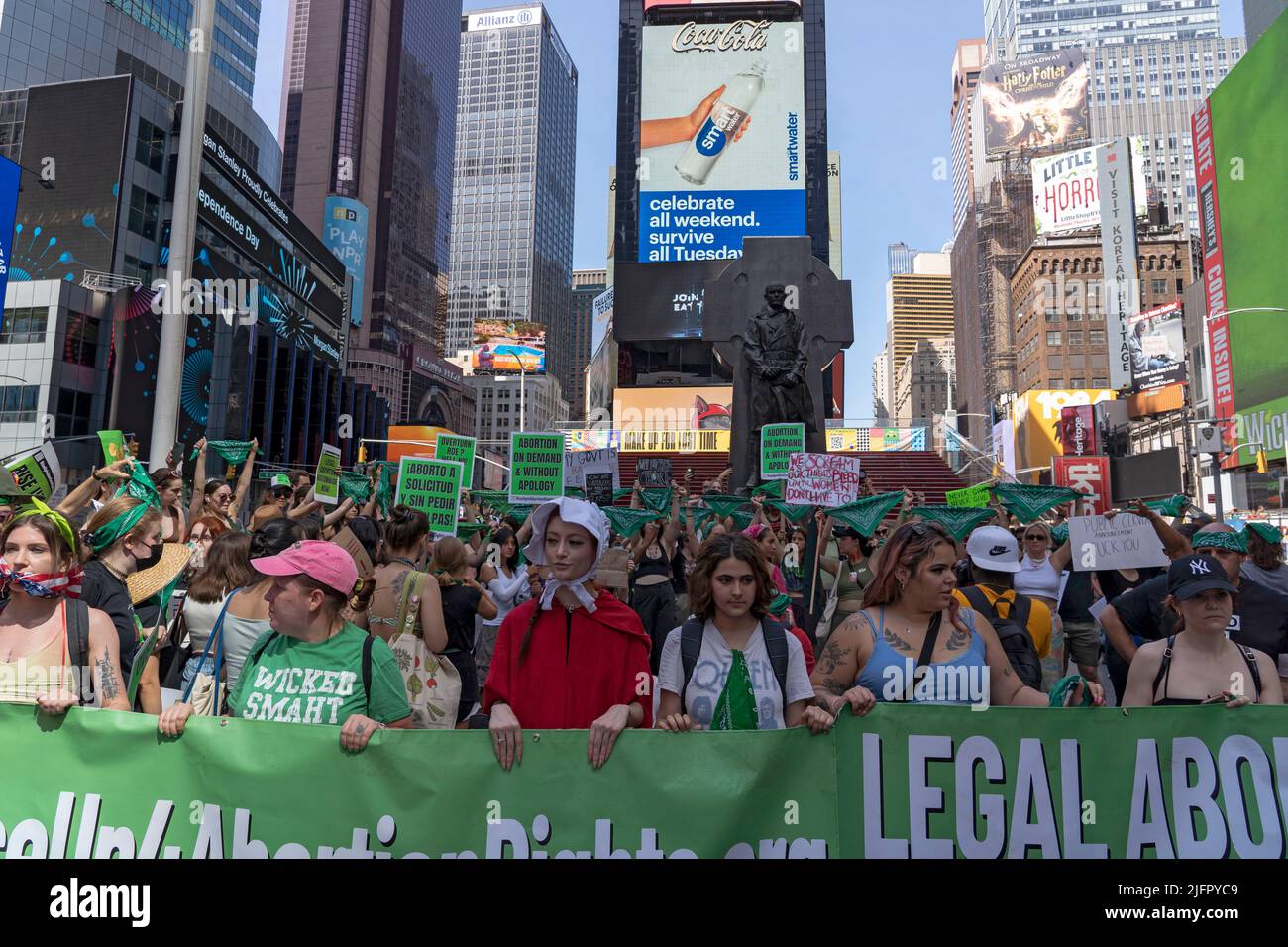 NEW YORK CITY - 04 LUGLIO: I partecipanti che portano striscioni e cartelli come manifestanti si riuniscono a Times Square per protestare contro la decisione della Corte Suprema nel caso Dobbs contro Jackson Women's Health il 4 luglio 2022 nel quartiere Manhattan di New York City. La decisione della Corte nel caso Dobbs contro Jackson Women's Health capovolge la storica causa Roe contro Wade di 50 anni, eliminando un diritto federale all'aborto. Foto Stock