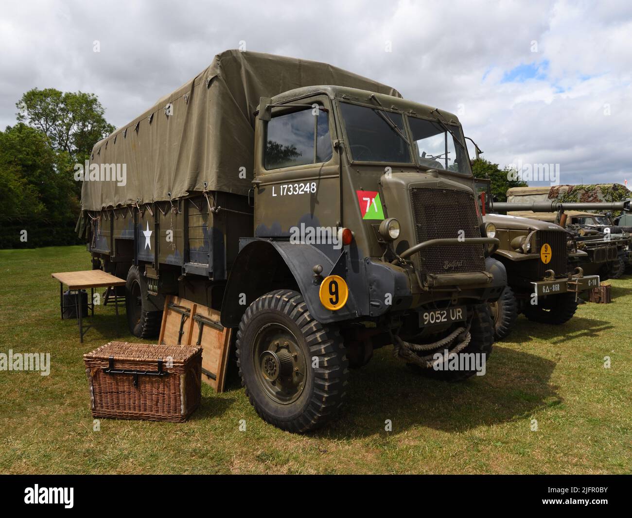 Vintage Military Bedford Truck parcheggiato sull'erba. Foto Stock