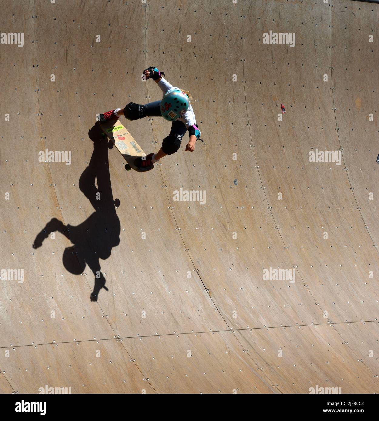Skateboarder su rampa con forte ombra Foto Stock