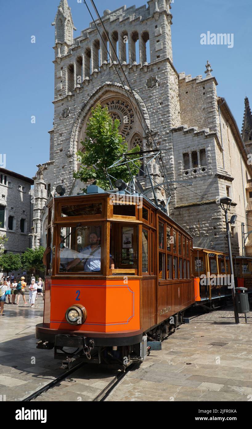 Tram locale che attraversa la piazza della città vecchia a Soller Mallorca. Foto Stock