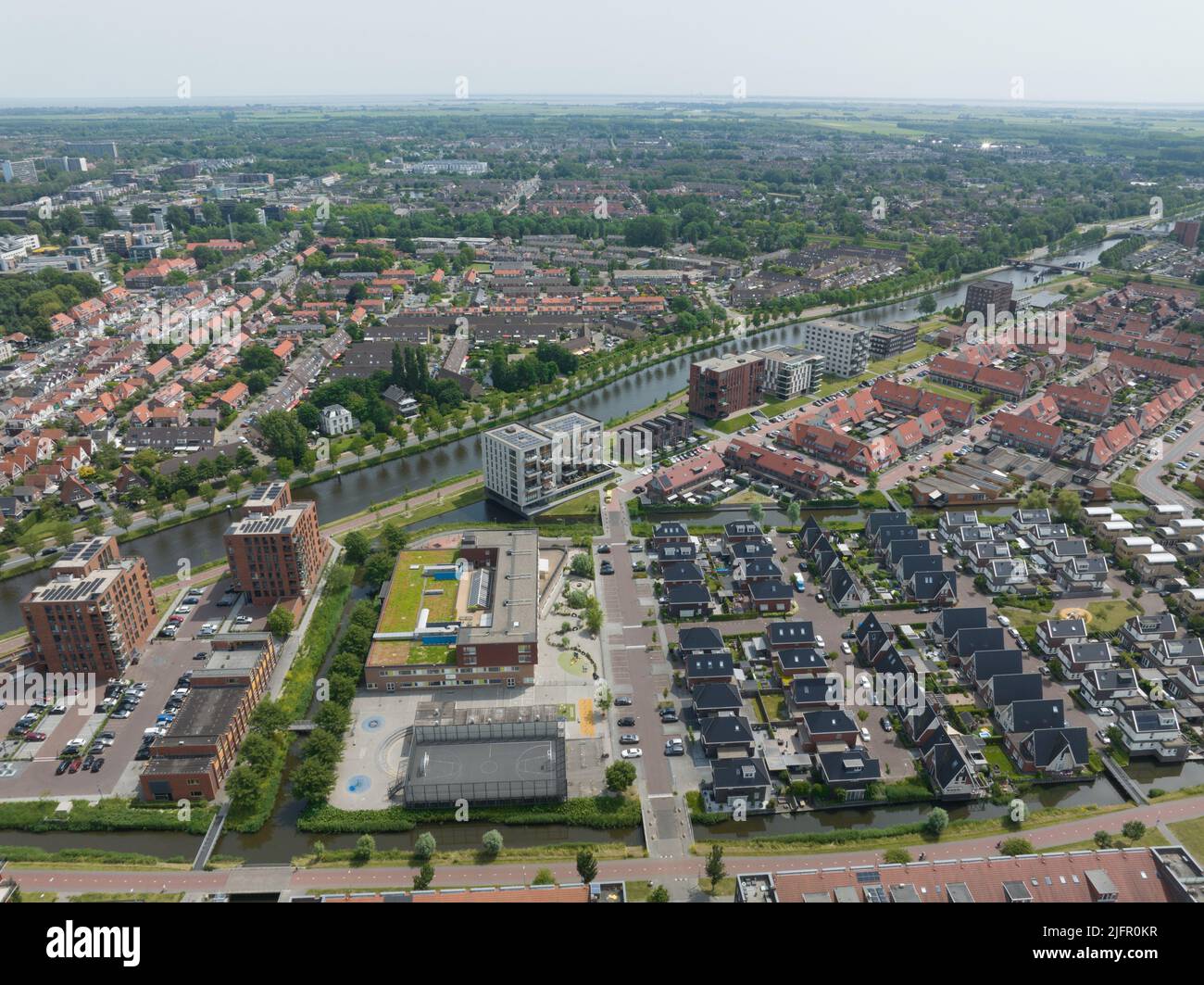 Purmerend città urbana nell'olanda settentrionale Olanda Olanda Olanda Olanda, panoramica aerea del drone. Centro città estate giorno di sole. River edifici strade. Foto Stock