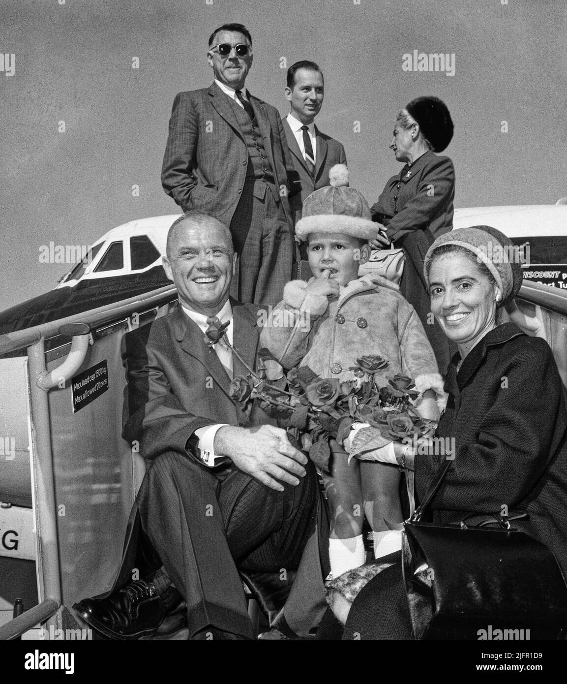 L'astronauta americano John Glenn (a sinistra) e la moglie Annie Glenn posano per una fotografia con un ragazzo non identificato all'arrivo all'aeroporto Schiphol di Amsterdam sabato 9 ottobre 1965 a Haarlemmermeer, Olanda del Nord, Paesi Bassi. Un illustre pilota del corpo dei Marine degli Stati Uniti e uno dei sette astronauti originali del progetto Mercury della National Aeronautics and Space Administration, John Glenn fece il primo volo transcontinentale supersonico attraverso gli Stati Uniti nel 1957 e divenne il primo americano ad orbitare la Terra nel 1962. (Foto di Apex MediaWire di Jack de Nijs/Algemeen Nederlandsch Fotobureau) Foto Stock