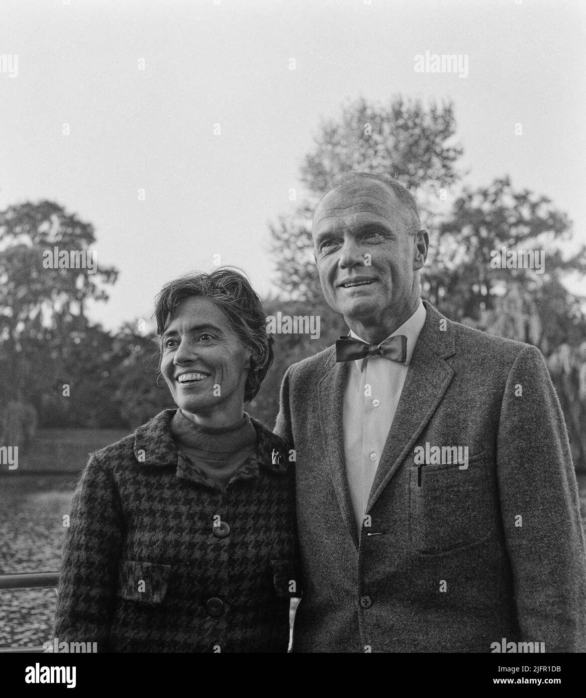 L'astronauta americano John Glenn (a destra) e la moglie Annie Glenn posano per una fotografia il sabato, 9 ottobre 1965 in un luogo sconosciuto nei Paesi Bassi. Un illustre pilota del corpo dei Marine degli Stati Uniti e uno dei sette astronauti originali del progetto Mercury della National Aeronautics and Space Administration, John Glenn fece il primo volo transcontinentale supersonico attraverso gli Stati Uniti nel 1957 e divenne il primo americano ad orbitare la Terra nel 1962. (Foto di Apex MediaWire di Jack de Nijs/Algemeen Nederlandsch Fotobureau) Foto Stock