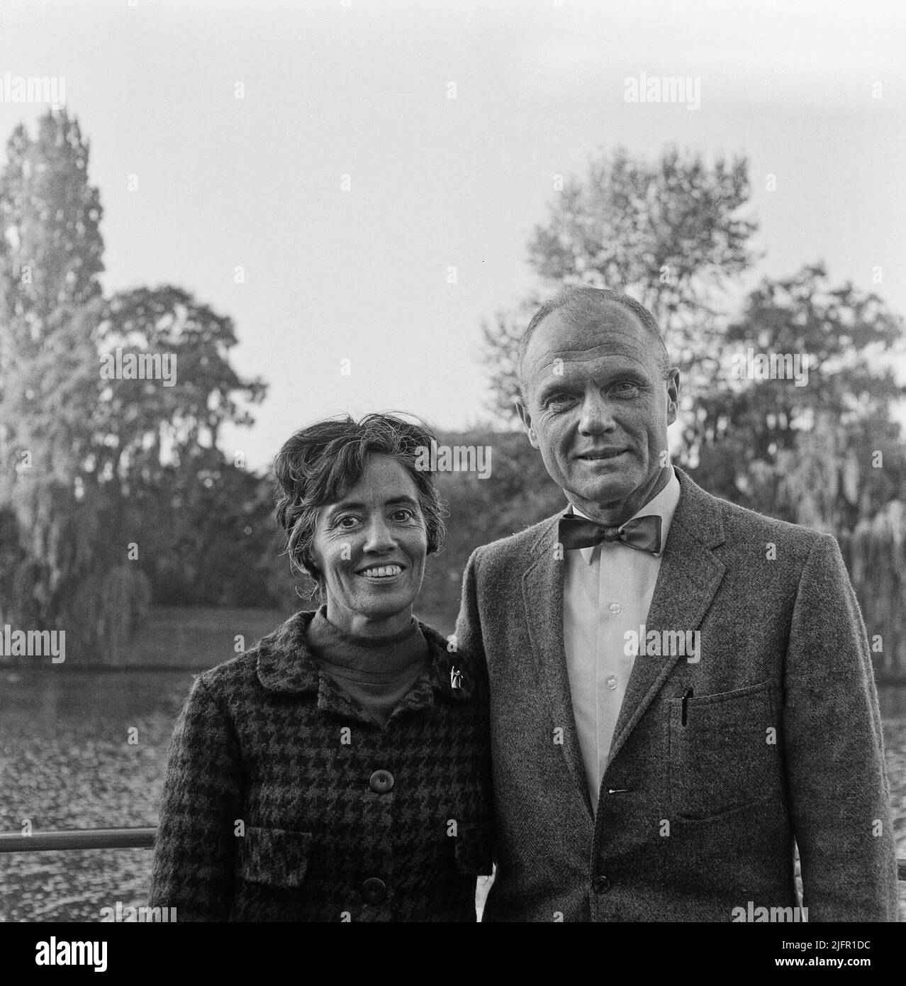 L'astronauta americano John Glenn (a destra) e la moglie Annie Glenn posano per una fotografia il sabato, 9 ottobre 1965 in un luogo sconosciuto nei Paesi Bassi. Un illustre pilota del corpo dei Marine degli Stati Uniti e uno dei sette astronauti originali del progetto Mercury della National Aeronautics and Space Administration, John Glenn fece il primo volo transcontinentale supersonico attraverso gli Stati Uniti nel 1957 e divenne il primo americano ad orbitare la Terra nel 1962. (Foto di Apex MediaWire di Jack de Nijs/Algemeen Nederlandsch Fotobureau) Foto Stock