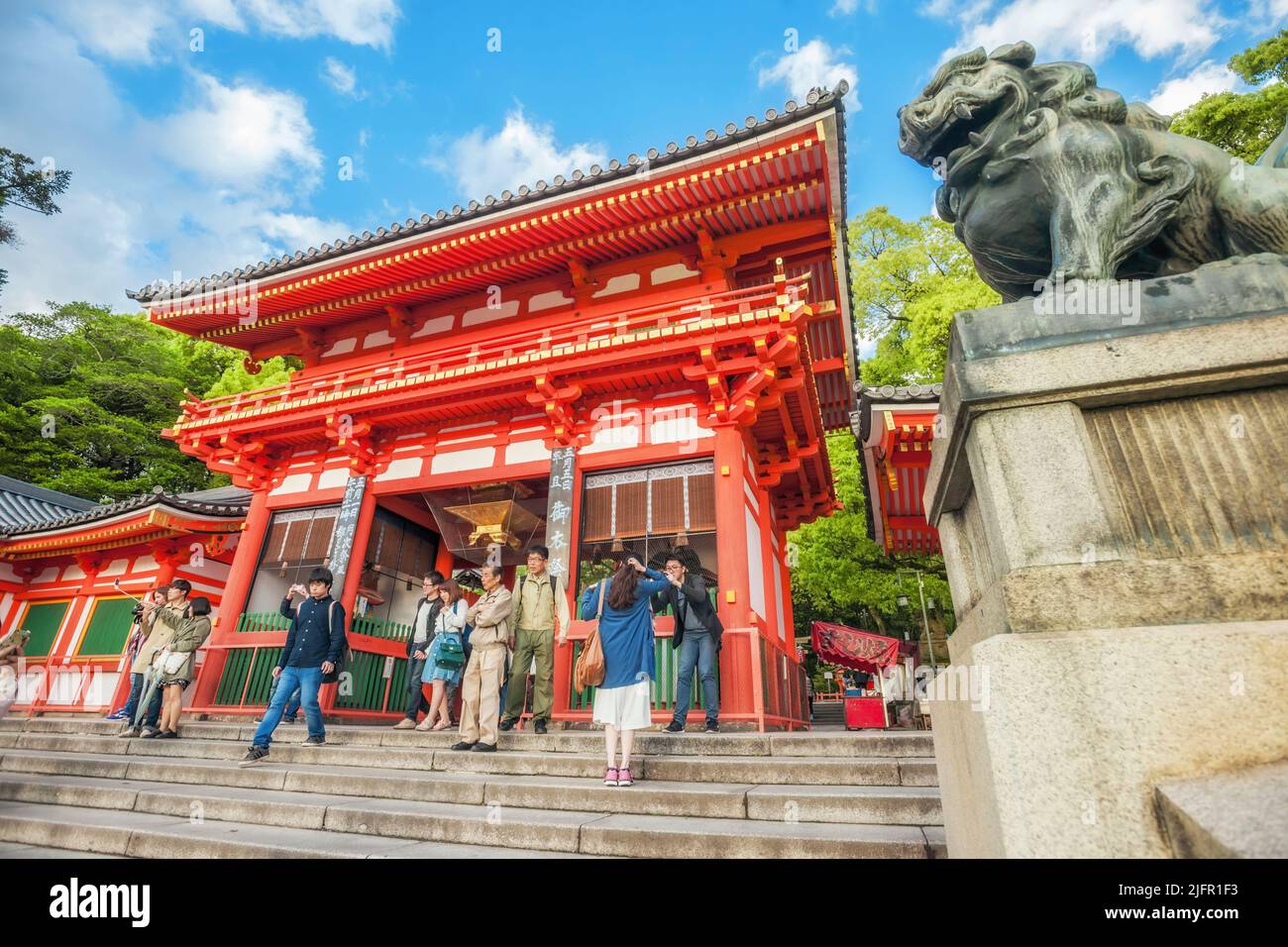 L'ingresso alla porta di Nisiromon e al Santuario di Yasaka Jinja, Kyoto, Giappone Foto Stock