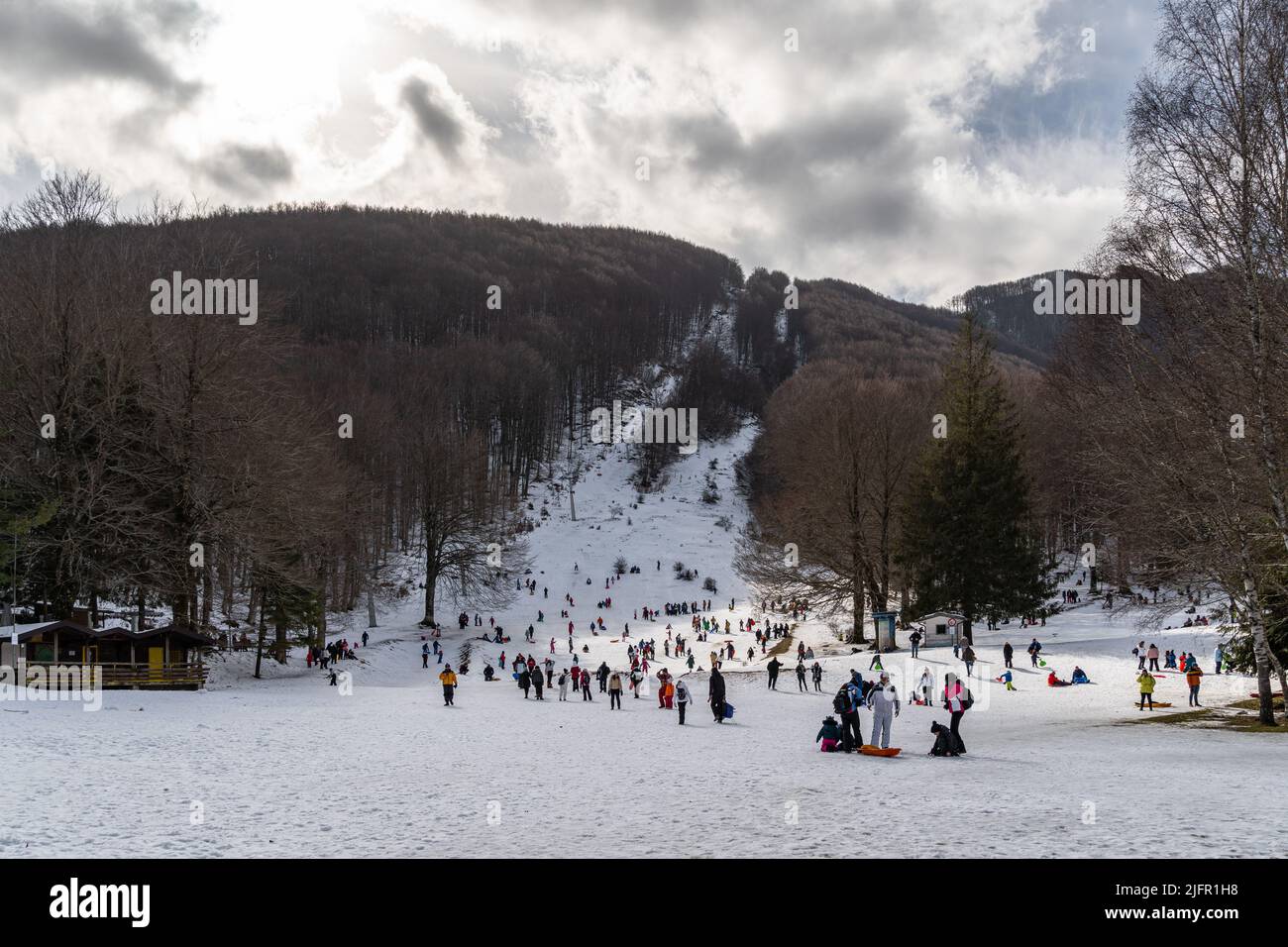 Laceno, Campania, Italia, 2022 febbraio. Vista sulle piste da sci di Laceno durante l'inverno Foto Stock