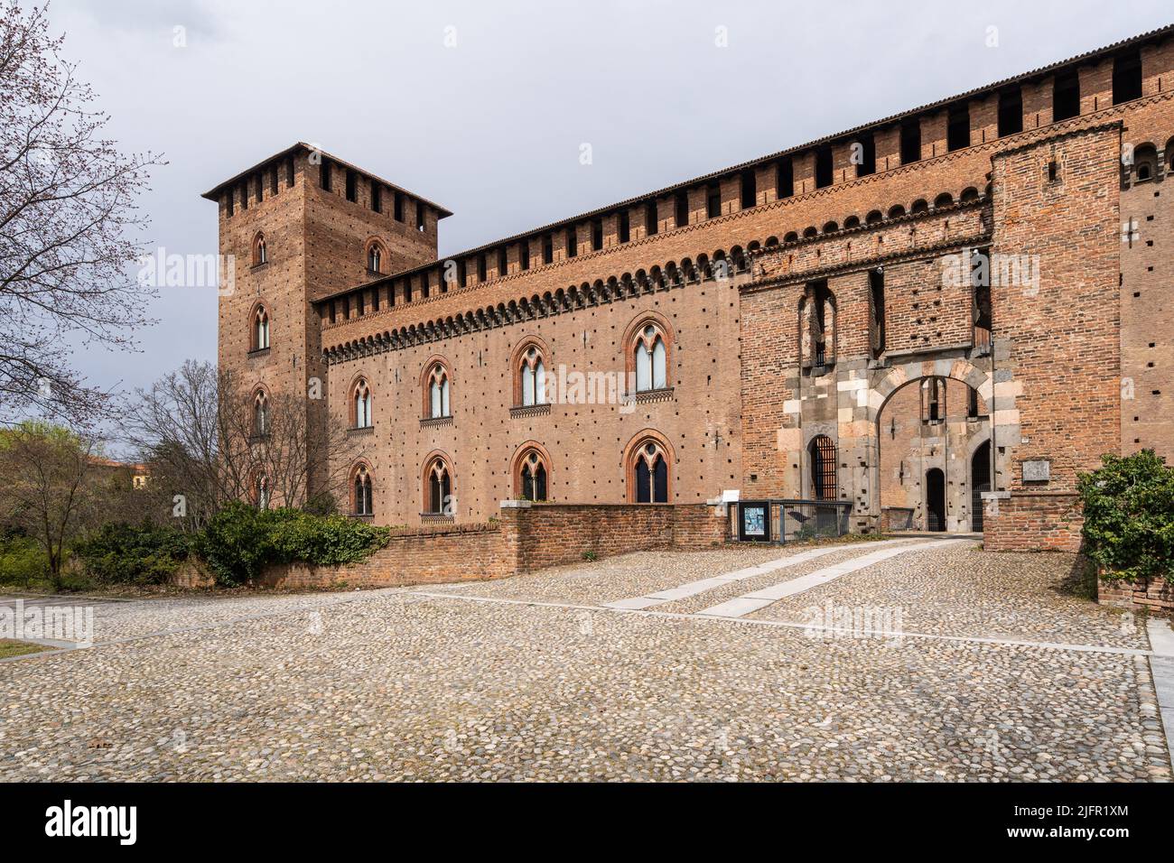 Vista del Castello di Visconti a Pavia, un famoso punto di riferimento della città e un importante museo d'arte Foto Stock