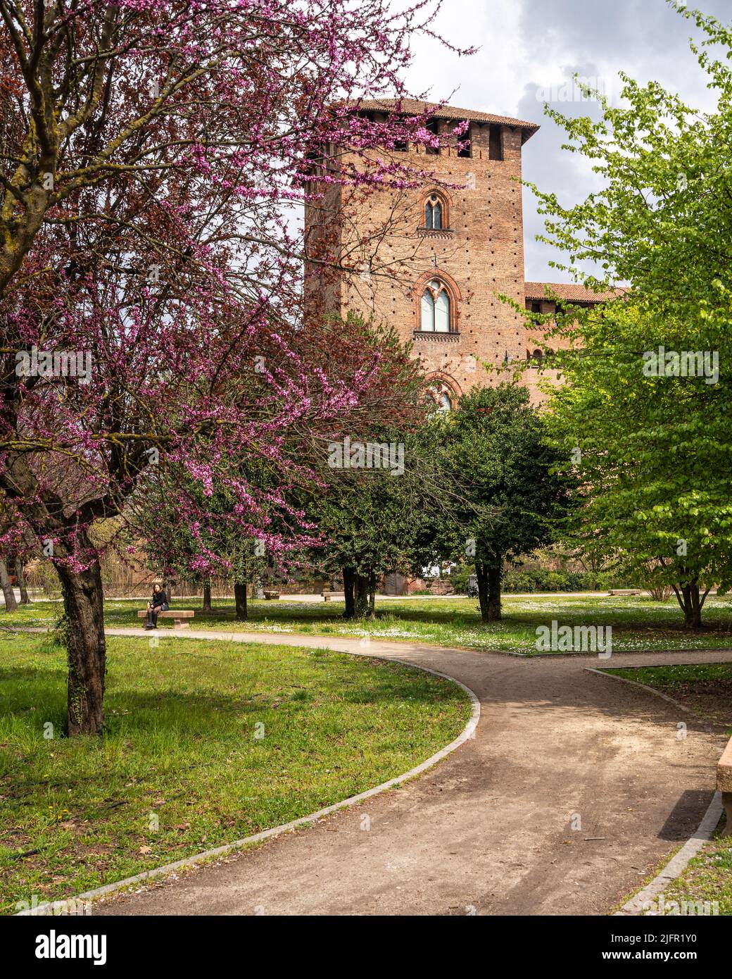 Sentiero nel bellissimo parco pubblico intorno al Castello di Visconti a Pavia. Pavia, Lombardia, Italia, 2022 marzo Foto Stock