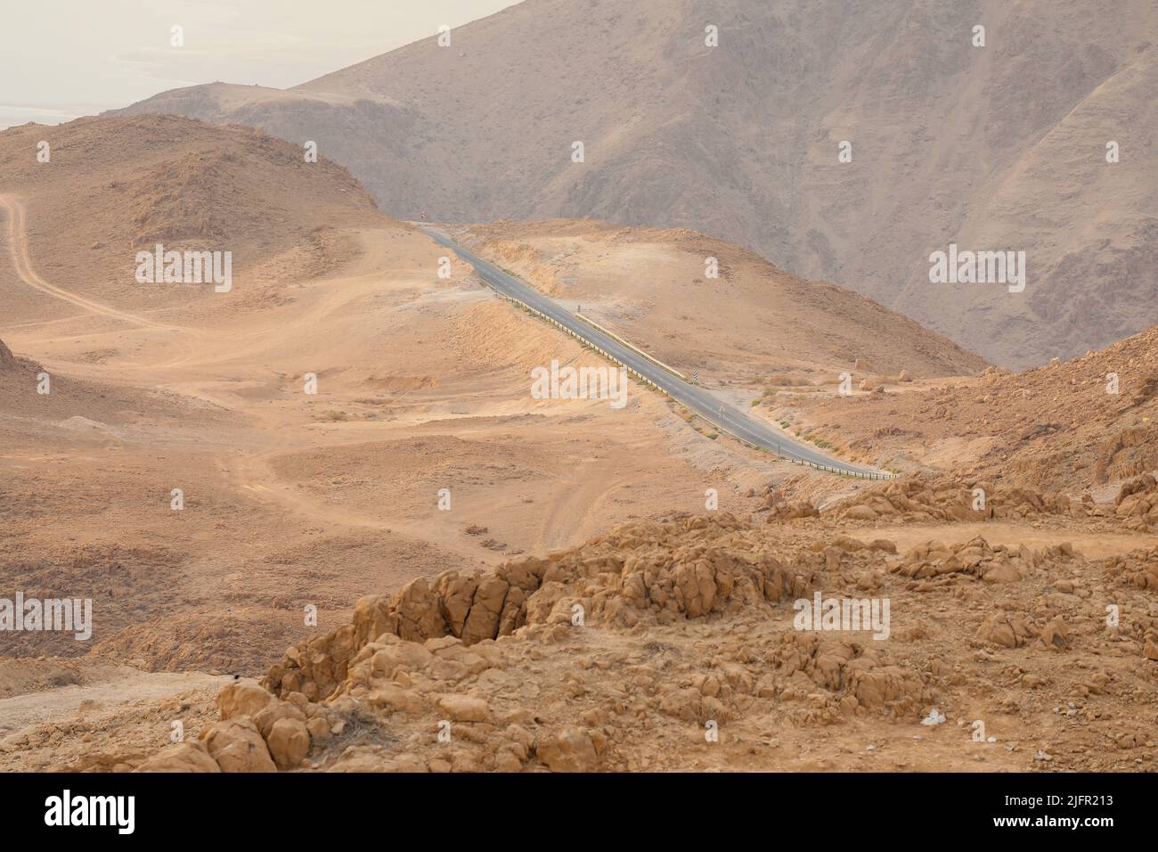 Strada tortuosa sul fianco di una montagna nel deserto, Israele del Mar Morto. Foto Stock