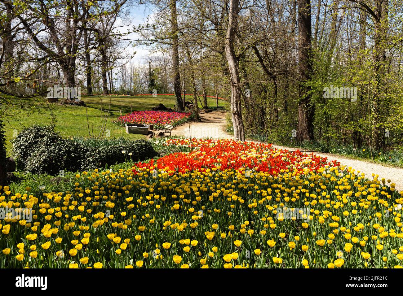 Il bellissimo giardino del Castello di Pralormo in primavera pieno di tulipani colorati, Piemonte, Italia Foto Stock