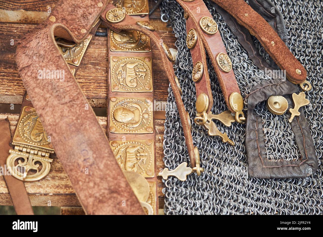 Antica epoca romana soldato catena di posta e cintura in pelle.  Ricostruzione di eventi militari durante le guerre dell'Impero Romano Foto  stock - Alamy