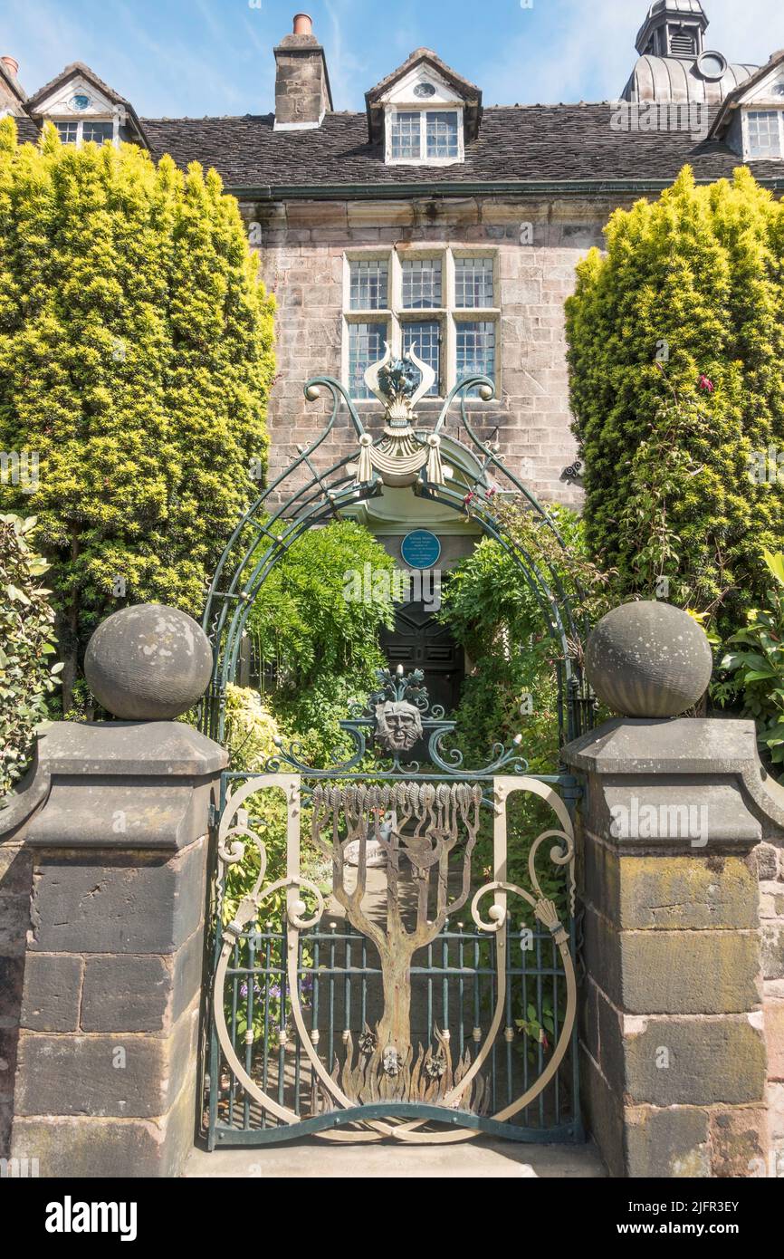L'ornato Green Man Garden gate della Graystones House elencati a Leek, Staffordshire, Inghilterra, Regno Unito Foto Stock