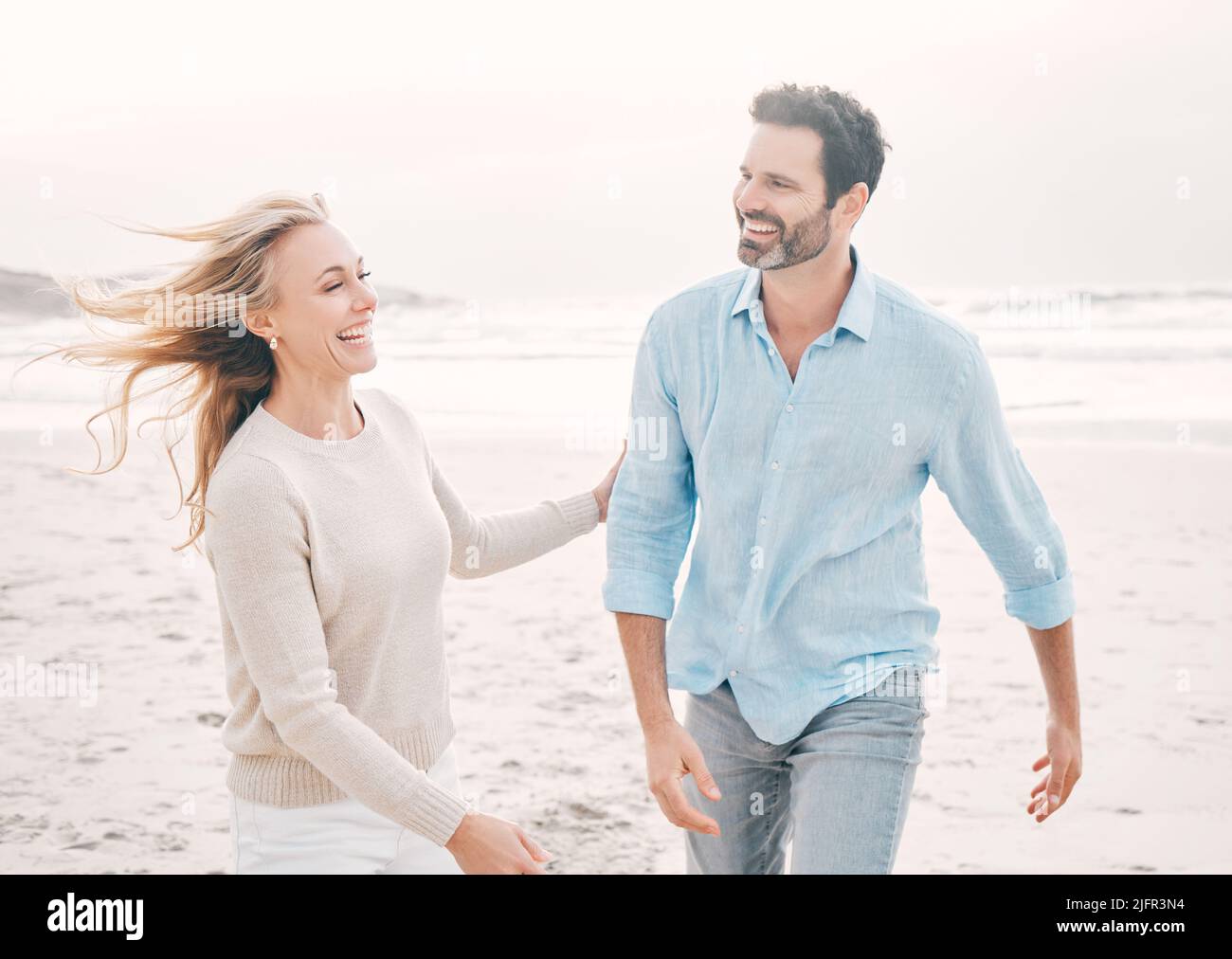 Theres bellezza nelle cose semplici. Scatto di una coppia matura che trascorre una giornata in spiaggia. Foto Stock