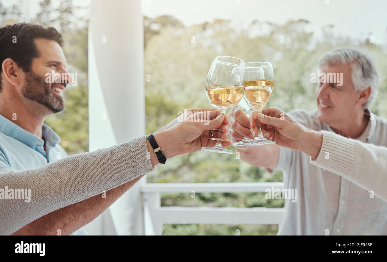 Nei rapporti di famiglia l'amore è realmente scritto t-i-m-e, tempo. Shot di una famiglia tostatura con bicchieri da vino a casa. Foto Stock