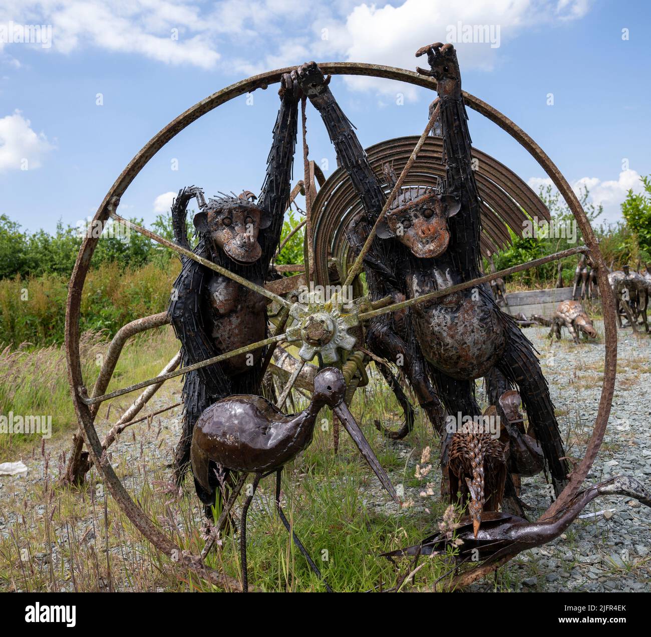 The British Ironwork Centre, Monkey Cartwheel, Exhibit/Sculpture Foto Stock