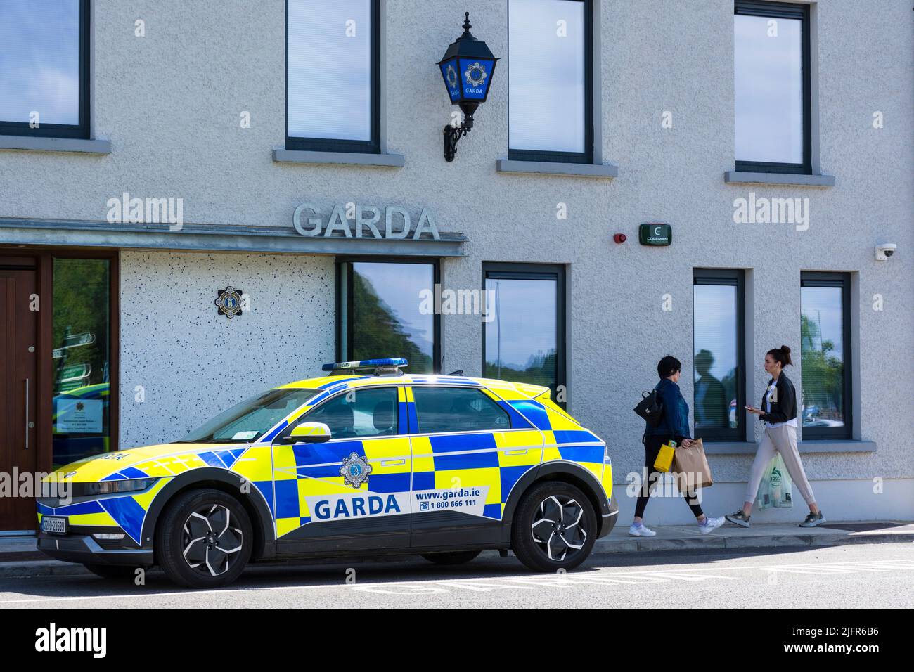 Una stazione di Garda Síochána, ufficio della polizia irlandese, recentemente aggiornato ed esteso, Donegal Town, Contea di Donegal, Irlanda Foto Stock
