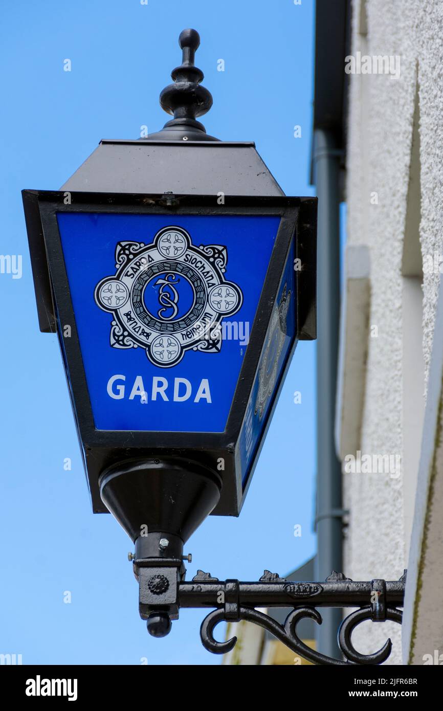 Un Garda Síochána, lampada della stazione di polizia irlandese. Donegal Town, Contea di Donegal, Irlanda. Foto Stock