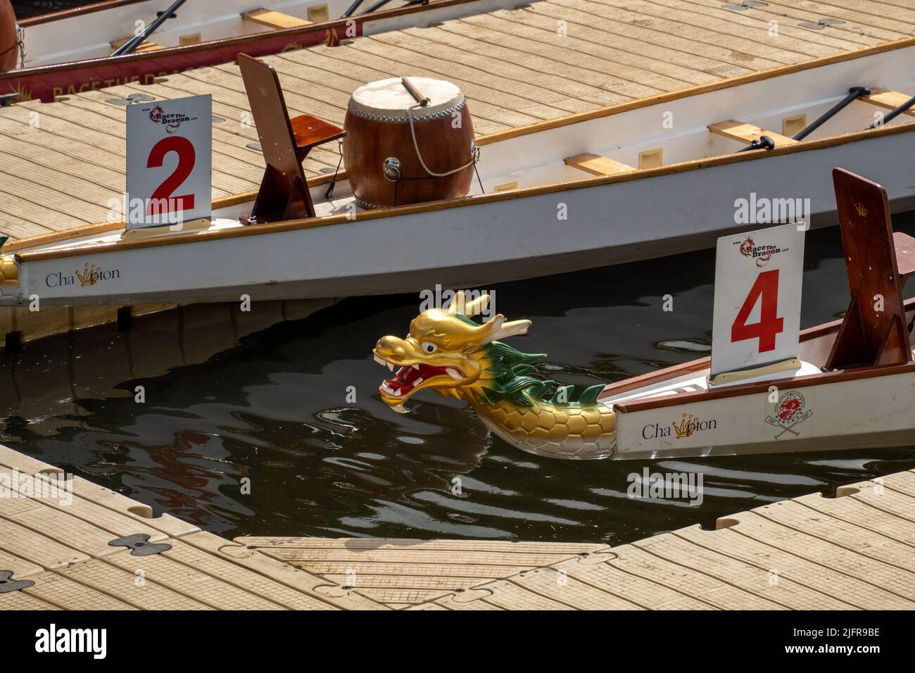 Il Bradford Dragon Boat Festival sul fiume Aire al Roberts Park, Saltaire, Bradford, Regno Unito. Foto Stock