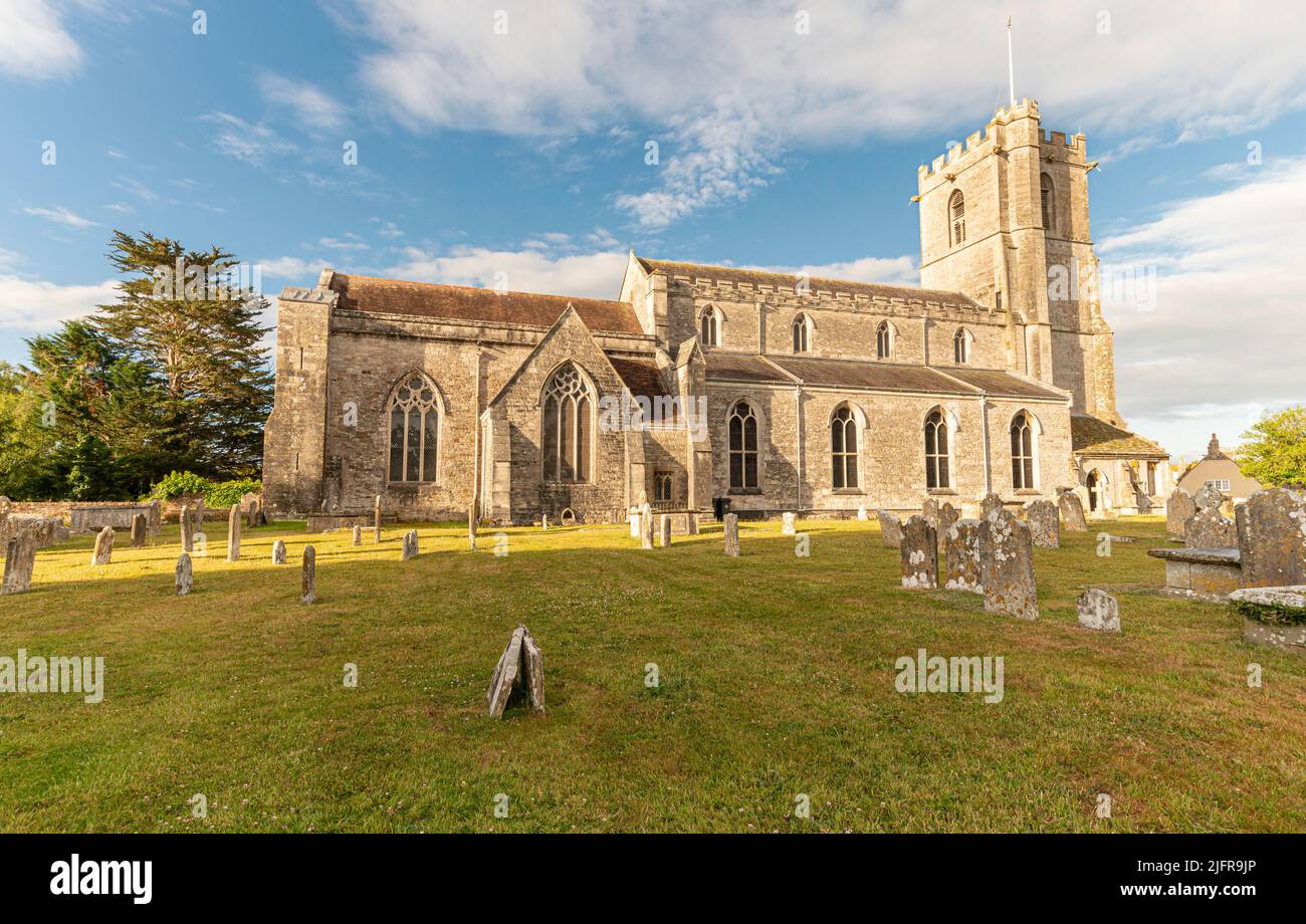 Chiesa di Santa Maria in una mattinata di sole con lapidi. Wareham, Dorset, Regno Unito. Foto Stock