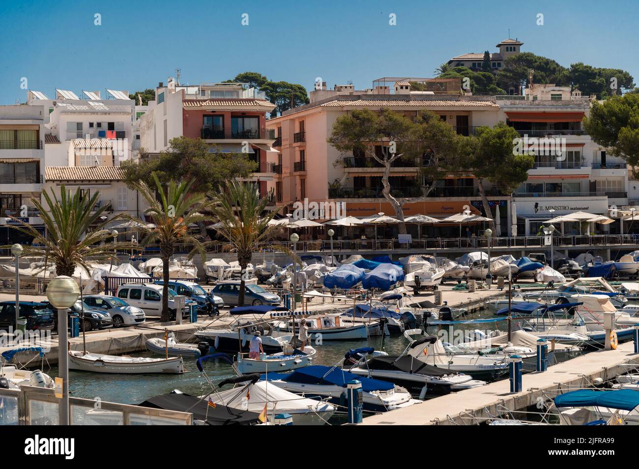 Cala Ratjada, Maiorca, Spagna; 25th giugno 2022: Porto nel centro di Cala Ratjada con edifici residenziali e una passeggiata Foto Stock