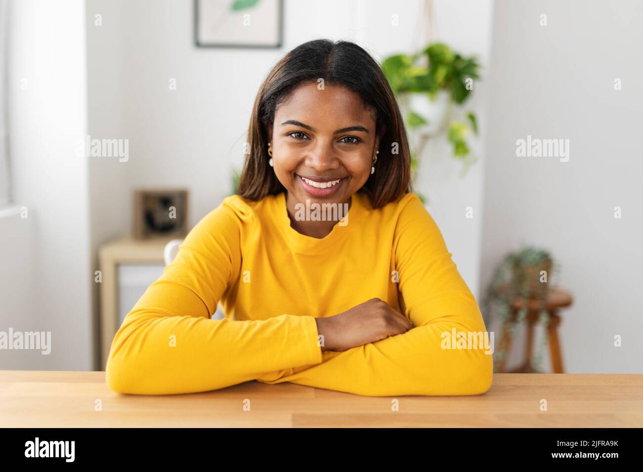 Testa di allegro ispanico latino giovane donna vista sullo schermo durante la videochiamata Foto Stock