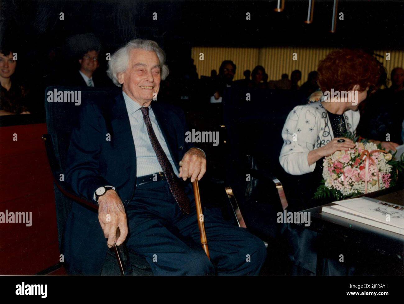 Joris Ivens durante la presentazione della medaglia d'onore, destra la signora Ivens Foto Stock