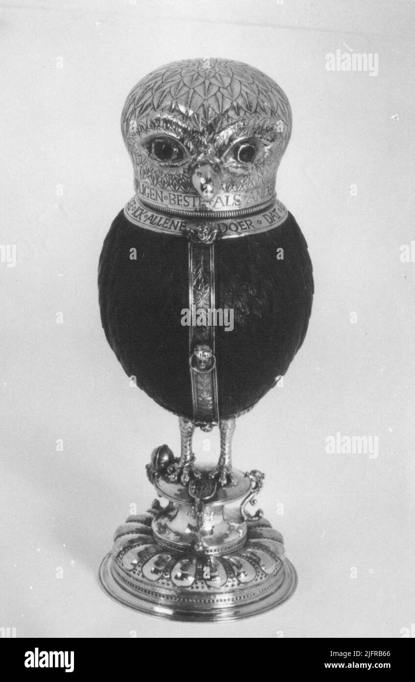 Una tazza di cocco in forma di gufo in argento. Foto Stock