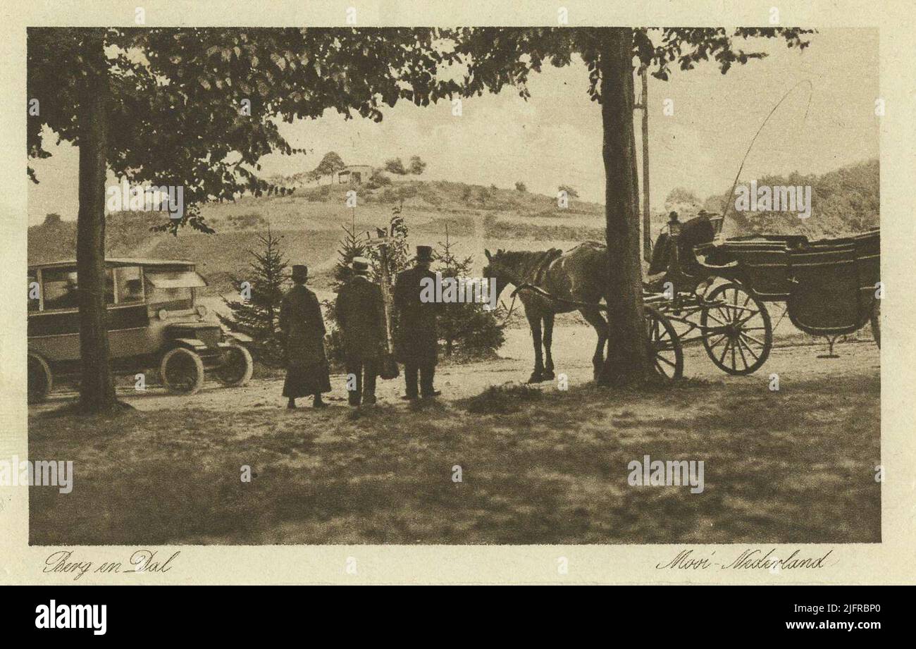 Con pulmann a cavallo, autobus e gente in abbigliamento contemporaneo Foto Stock