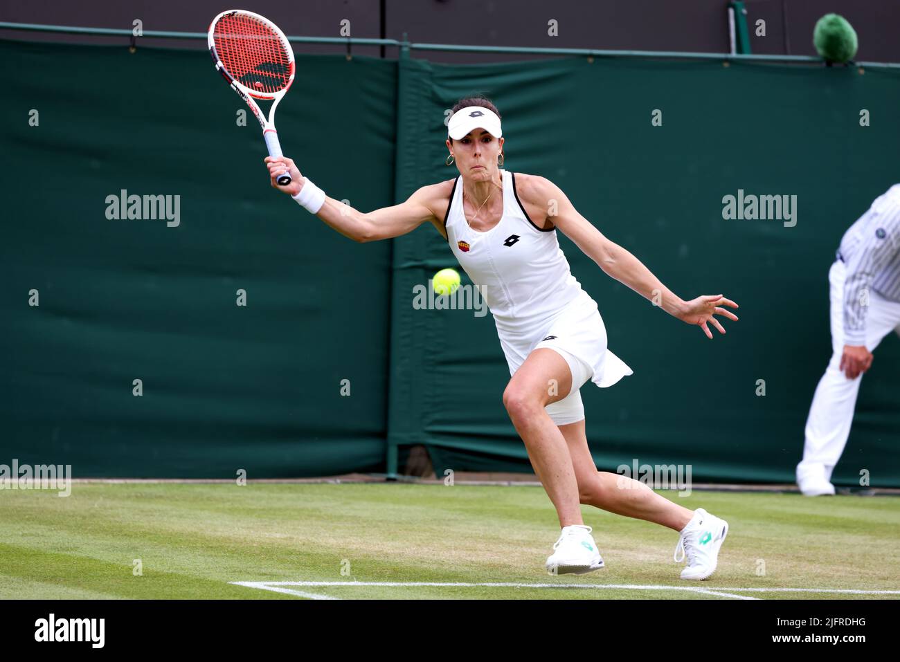 Tutti, Regno Unito. 4th luglio 2022. Lawn Tennis Club, Wimbledon, Londra, Regno Unito: Aliz Cornet francese durante la sua quarta perdita di round in Australia Ajla Tomljanovic a Wi, sanguinò oggi. Credit: Adam Stoltman/Alamy Live News Foto Stock