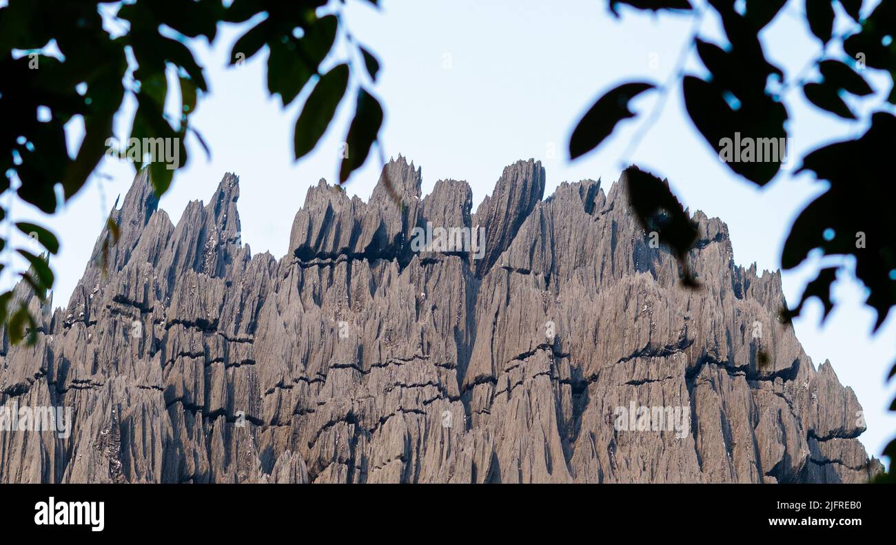 Situato a Karnataka, India, questa è una vecchia formazione di pietra con grotte all'interno Foto Stock