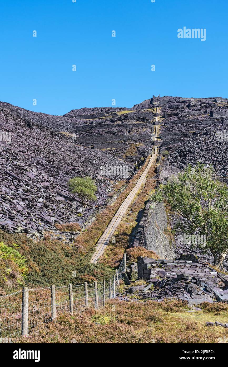 Tubi che trasportano acqua da e verso i serbatoi superiore e inferiore per generare elettricità alla cava di Dinorwig Slate Llanberis North Wales UK disutilizzata Foto Stock