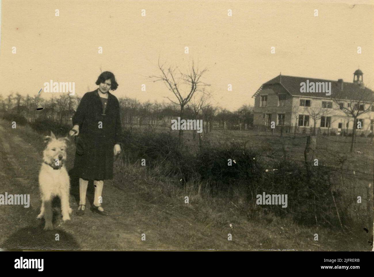 Dintorni della casa sorella (monastero di Thomas) delle Suore Franciscanessen di Oudenbosch sul retro, qui senza il complesso scolastico della Mariaschool (Household and Sewing Cool) e la RK Special Girls' School OLV del Sacramento H. (1931). Sulla Schoolpad al Bewaarschool (Hummelhof), Truus (Geertruida Antonia) Groos (10/07/1912 - 27/05/2000), figlia più giovane di Rudolf (Rudolph) Groos (10/08/1881 - 21/11/1944 ), Grocer e dal 1924 al 1938 imprenditore/operatore di servizio autobus e taxi 'Brakkenstein' Foto Stock