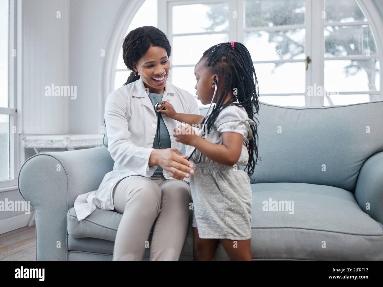 La mia possibilità di essere il medico ora. Scatto di una bambina adorabile che gioca con uno stetoscopio durante una consultazione con un medico in un ufficio medico. Foto Stock