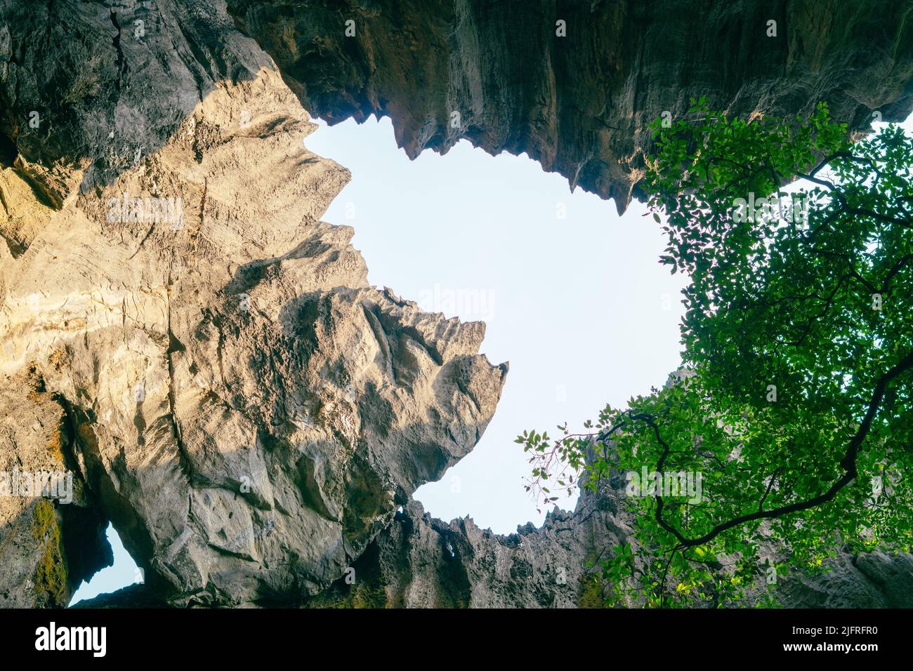 Vista interna delle grotte di yana Grotte di Yana a metà pomeriggio Foto Stock