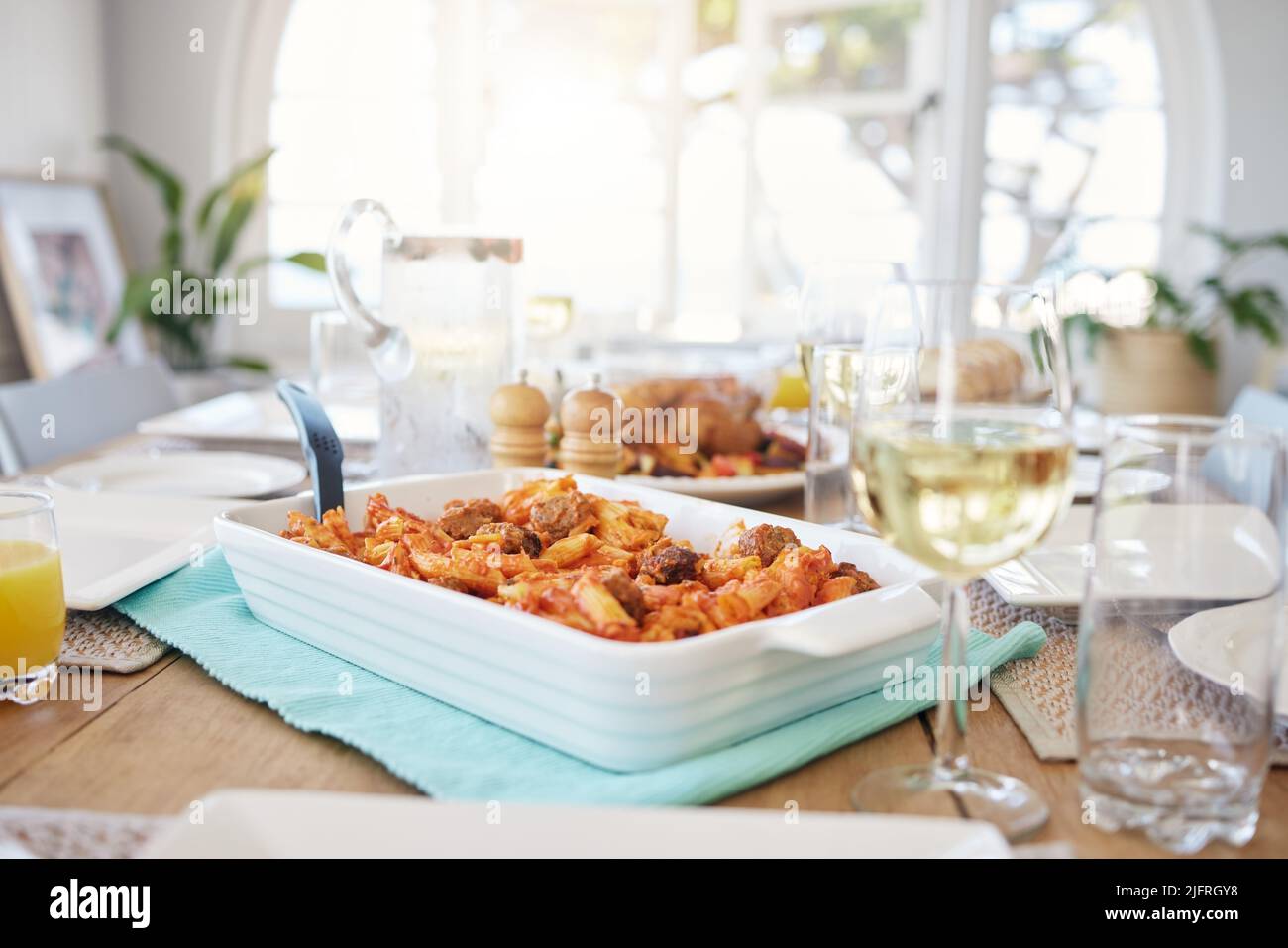Buon cibo, buona carne, lascia mangiare. Shot di pranzo su un tavolo a casa. Foto Stock