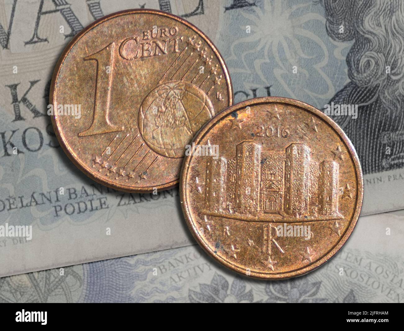 La moneta da un centesimo di euro 2016 su sfondo di banconote. Primo piano su due lati. Foto Stock