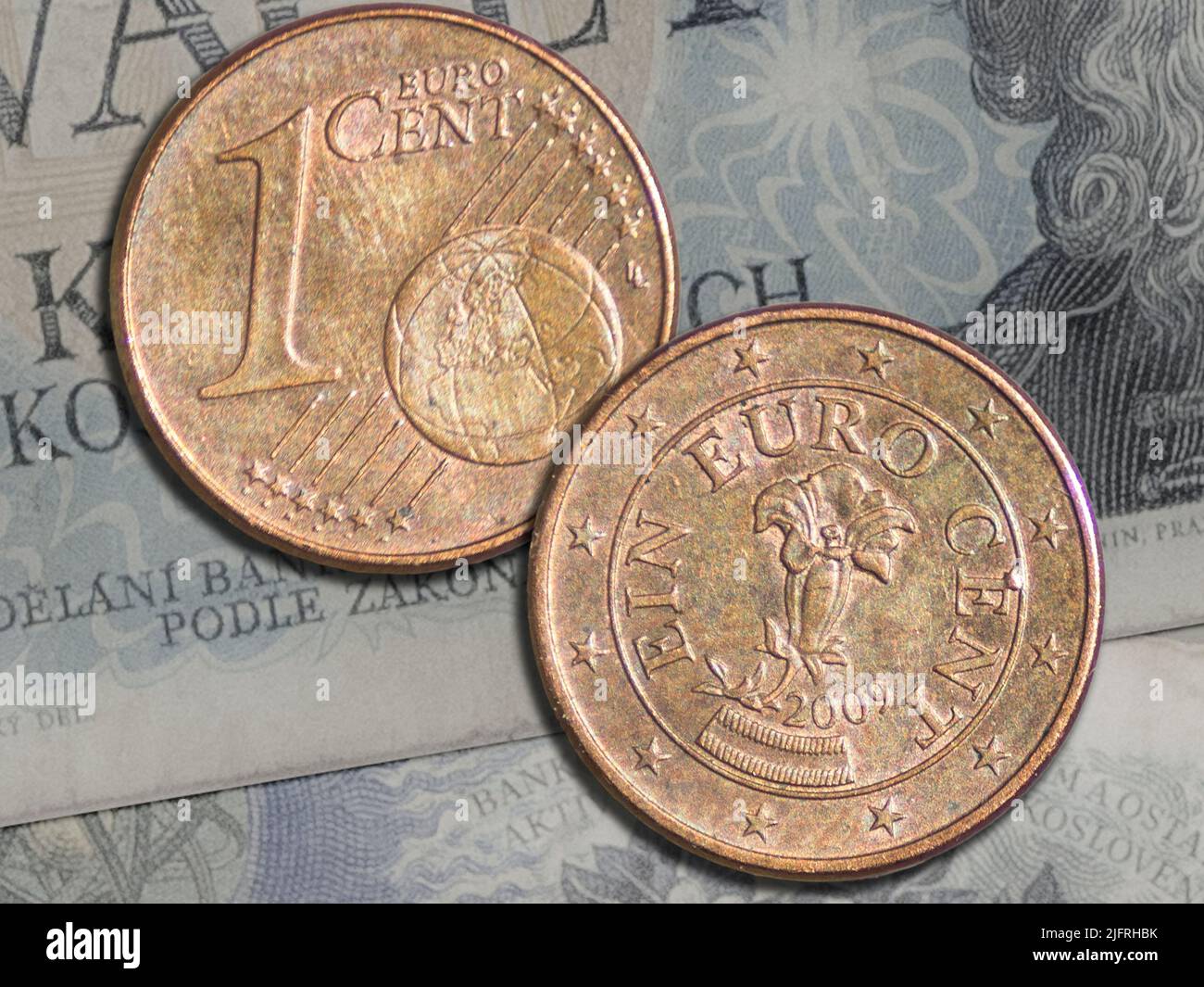 La moneta da un centesimo di euro 2009 su sfondo di banconote. Primo piano su due lati. Foto Stock